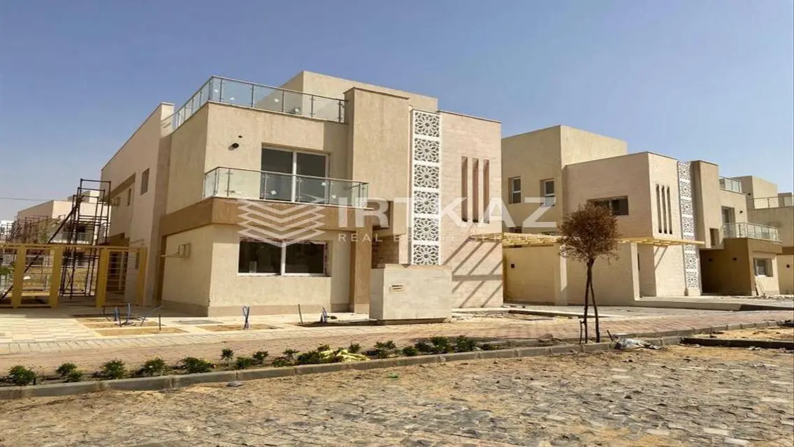 شقة فاخرة بمساحة واسعة مع شرفة وحمام سباحة للأطفال