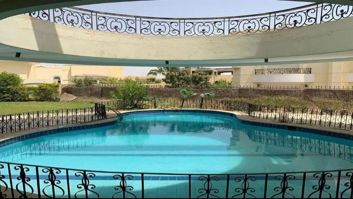 فيلا فاخرة بمساحة 860 متر للبيع