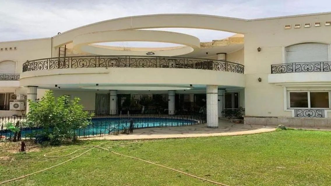 فيلا فاخرة بمساحة 860 متر للبيع