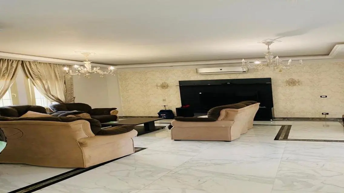 شقة مميزة بمساحة واسعة وحديقة خاصة