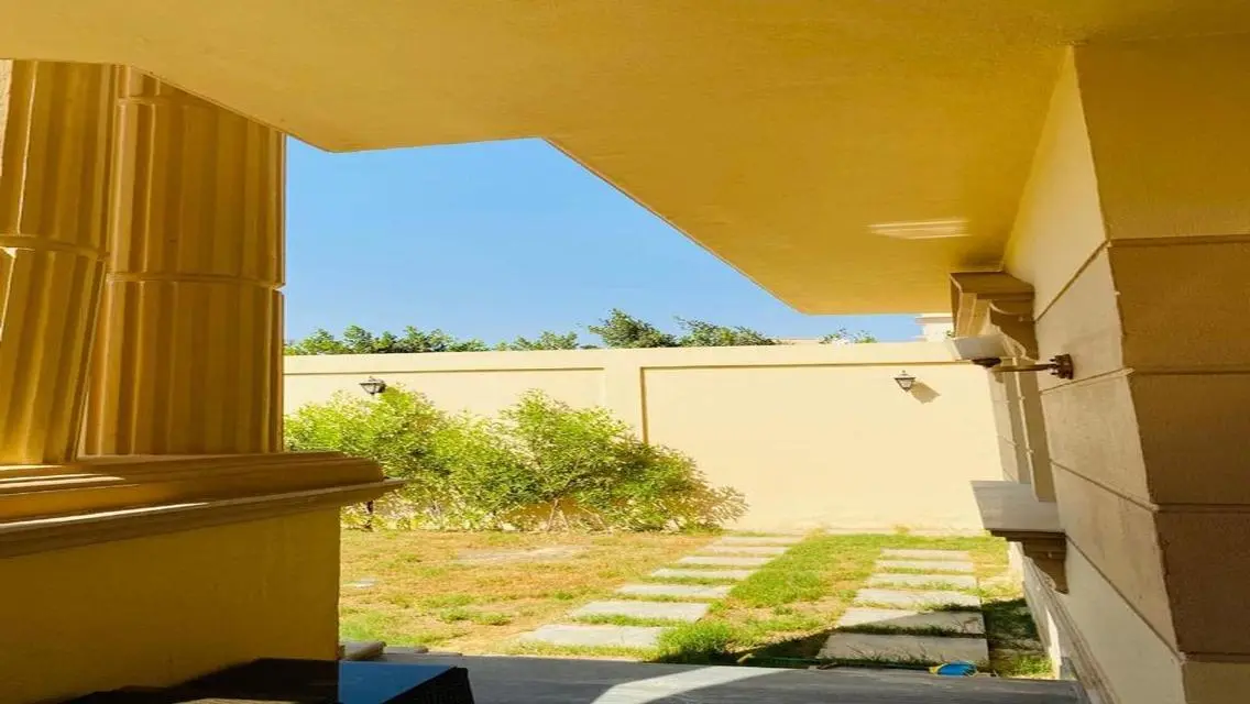 شقة مميزة بمساحة واسعة وحديقة خاصة