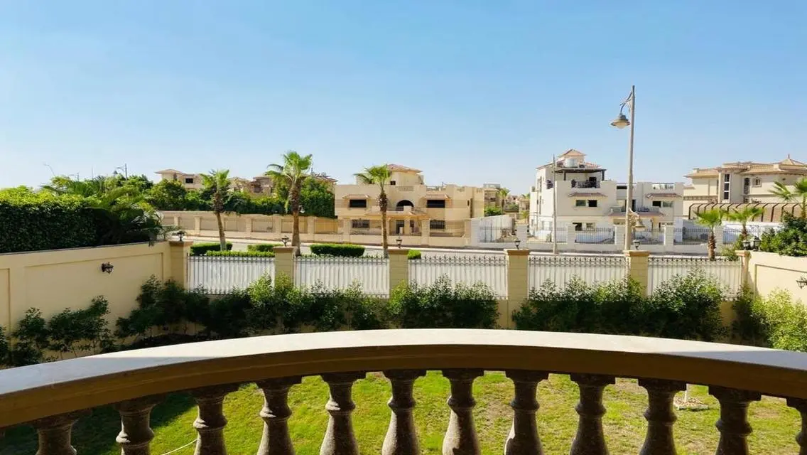 شقة مميزة بمساحة واسعة وحديقة خاصة