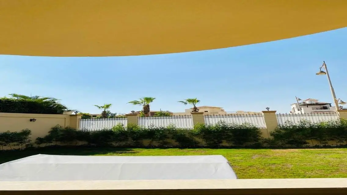شقة مميزة بمساحة واسعة وحديقة خاصة