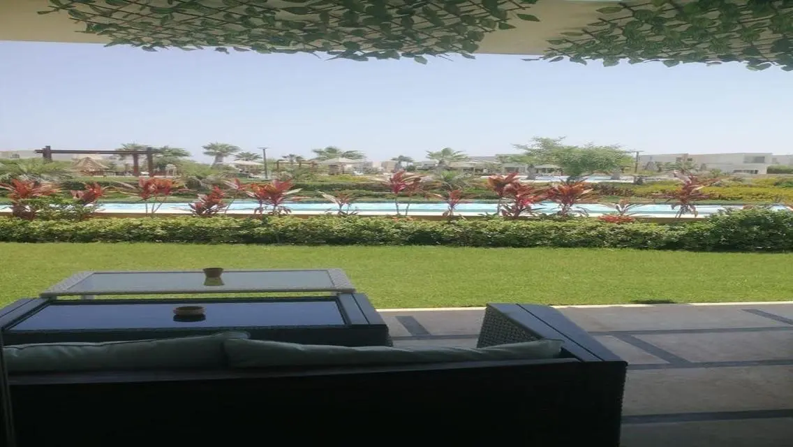فيلا فاخرة مع حديقة خاصة ومسبح مشترك