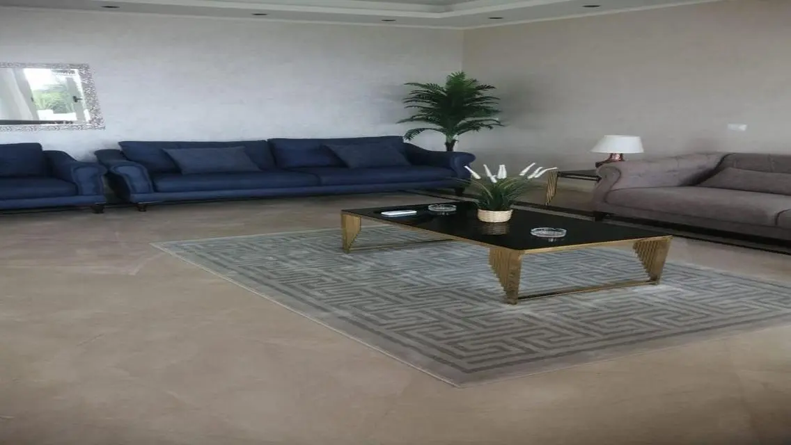 فيلا فاخرة مع حديقة خاصة ومسبح مشترك