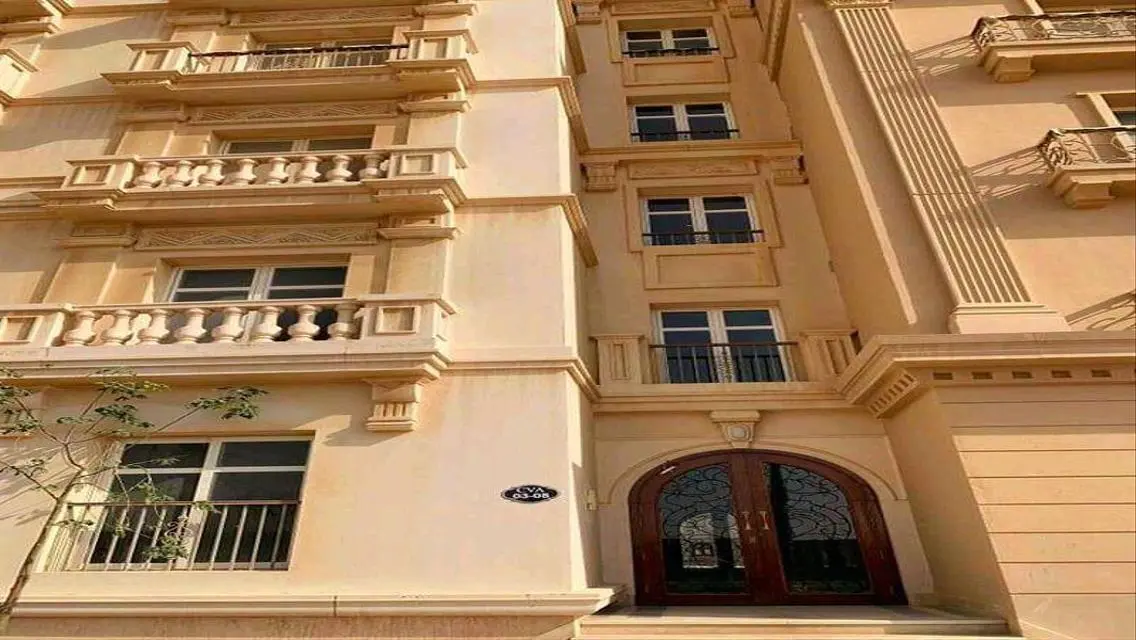 شقة فاخرة للإيجار مع شرفة ونادي صحي مشترك