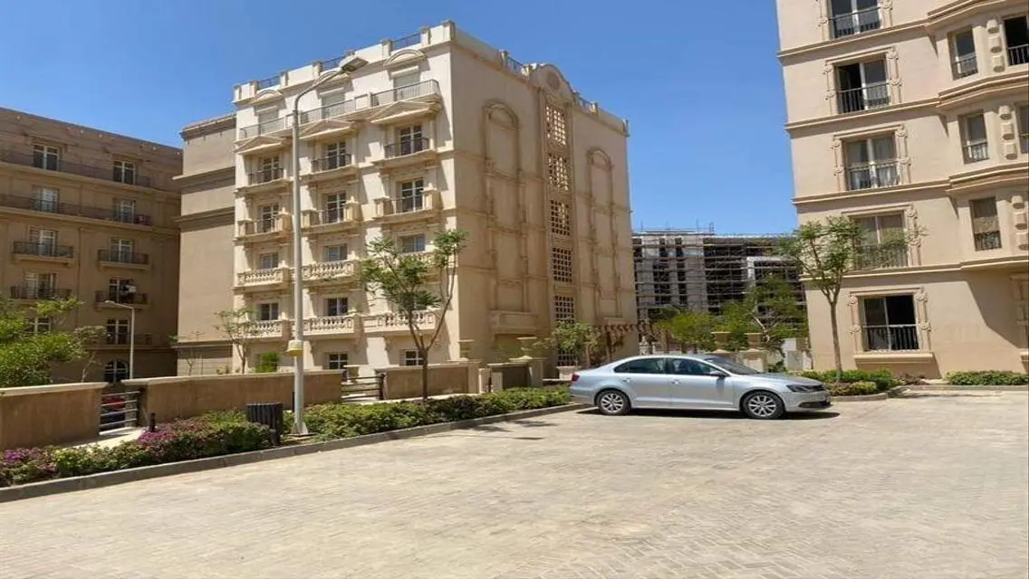 شقة فاخرة للإيجار مع شرفة ونادي صحي مشترك