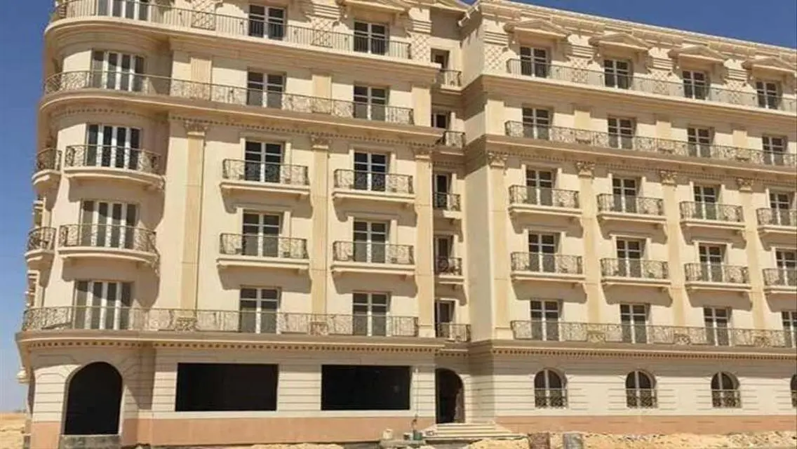 شقة فاخرة للإيجار مع شرفة ونادي صحي مشترك
