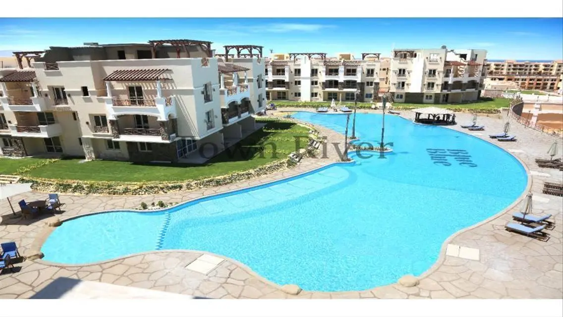 Luxury Apartment Overlooking the Lake with Shared Pool