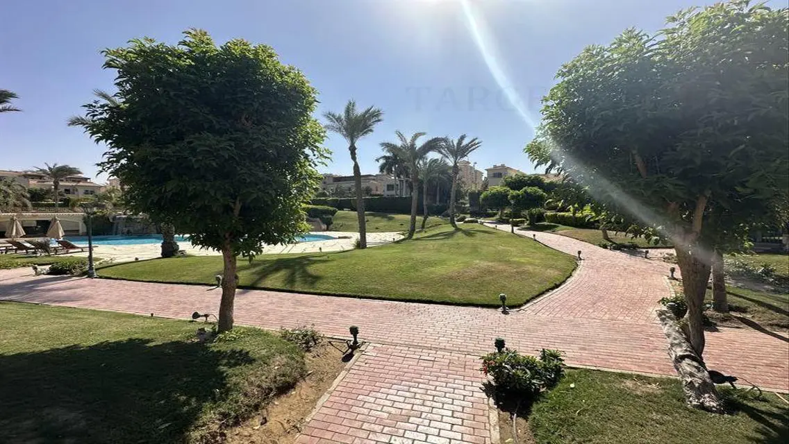 شقة فاخرة للبيع بتصميم مميز مطلة على البحيرات