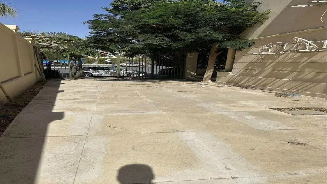 شقة فاخرة للبيع بتصميم مميز مطلة على البحيرات