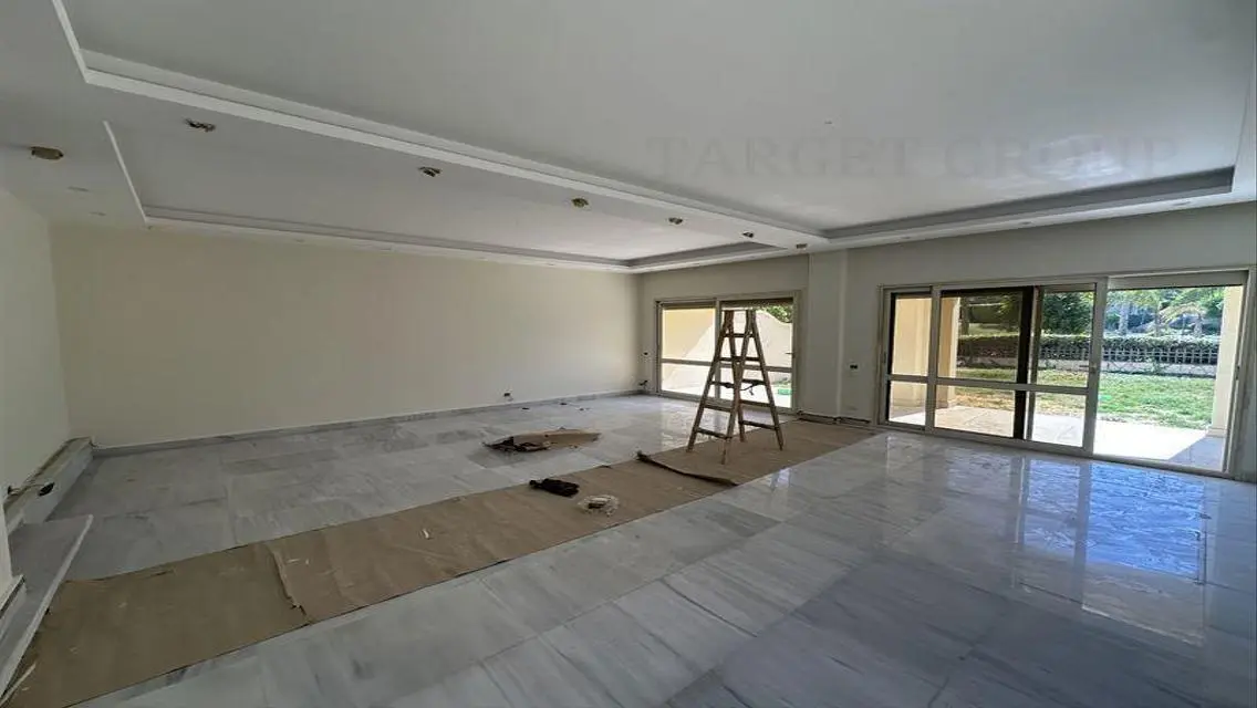 شقة فاخرة للبيع بتصميم مميز مطلة على البحيرات