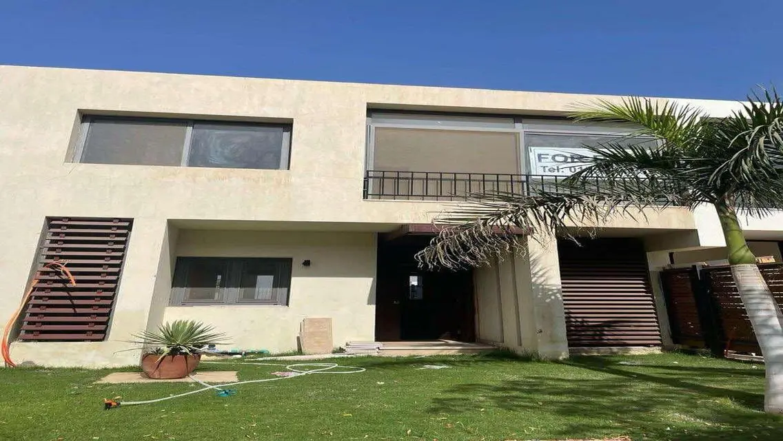 فيلا فاخرة للبيع بمساحة شاسعة مع حديقة خاصة ومسبح