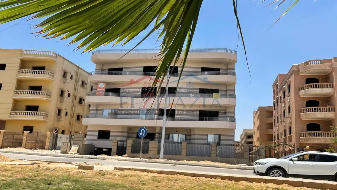 فيلا فاخرة للبيع - 5 غرف نوم في موقع متميز