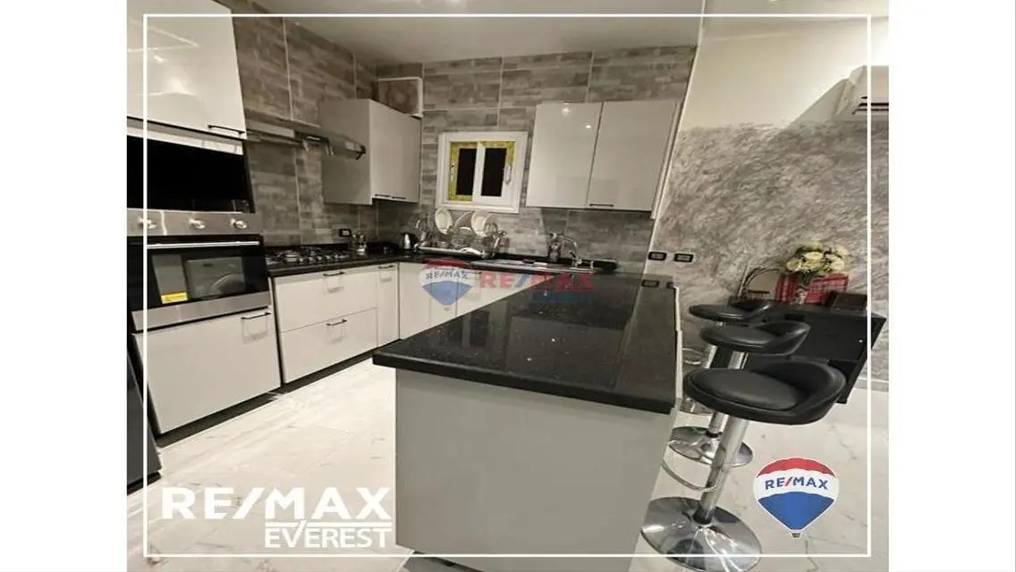 Luxurious Apartment with Study Room in the City Center