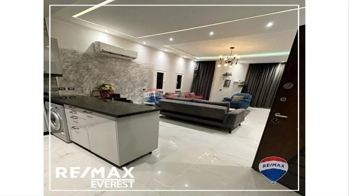 Luxurious Apartment with Study Room in the City Center