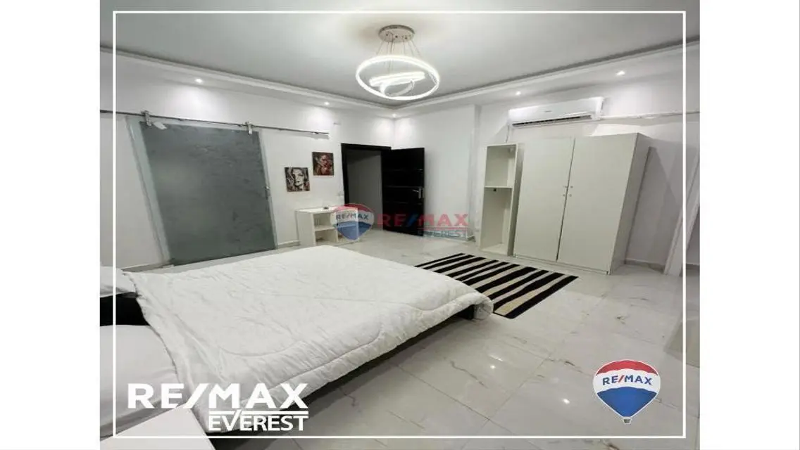 Luxurious Apartment with Study Room in the City Center