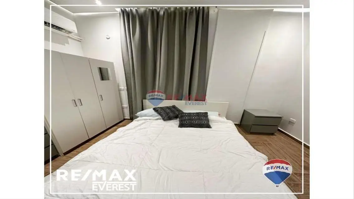 Luxurious Apartment with Study Room in the City Center