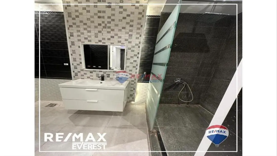 Luxurious Apartment with Study Room in the City Center