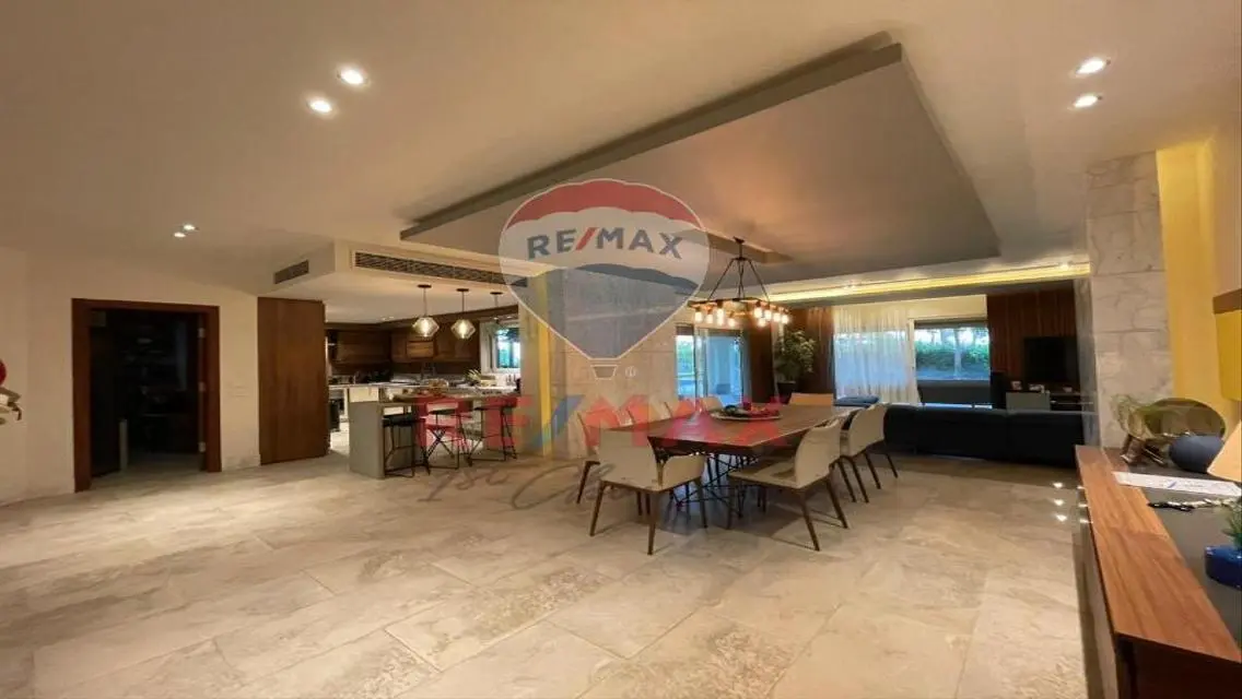 Luxurious Villa with Private Garden in the City Center