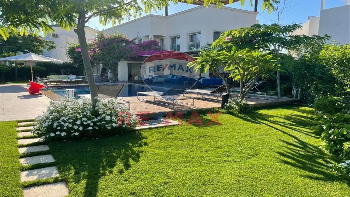 Luxurious Villa with Private Garden in the City Center