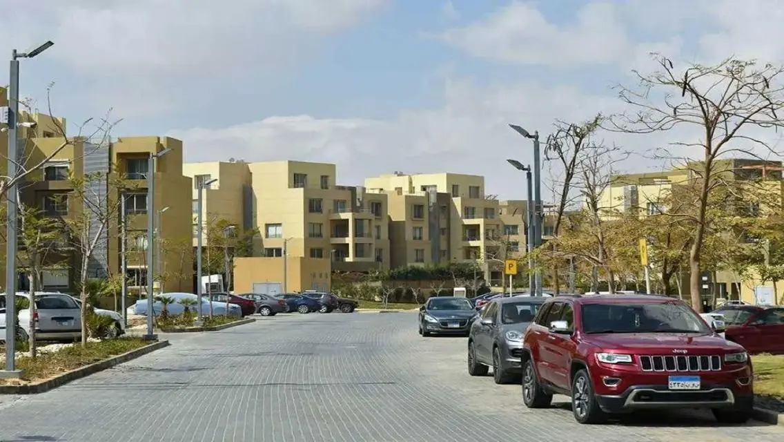 فيلا فاخرة للبيع بمساحة واسعة وإطلالة رائعة
