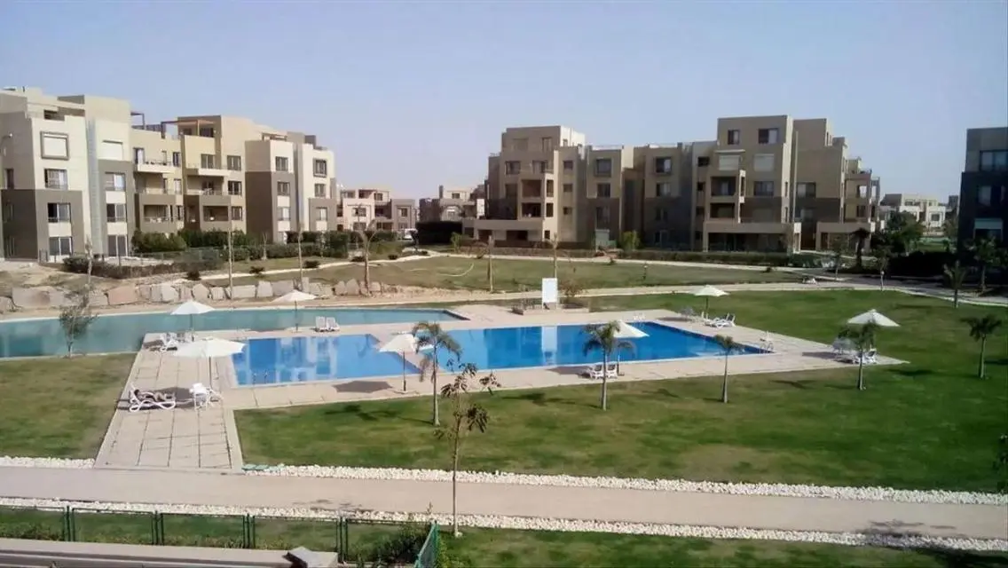 فيلا فاخرة للبيع بمساحة واسعة وإطلالة رائعة
