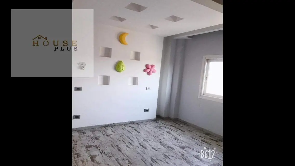 شقة فاخرة مع غرفة خادمة وحديقة خاصة