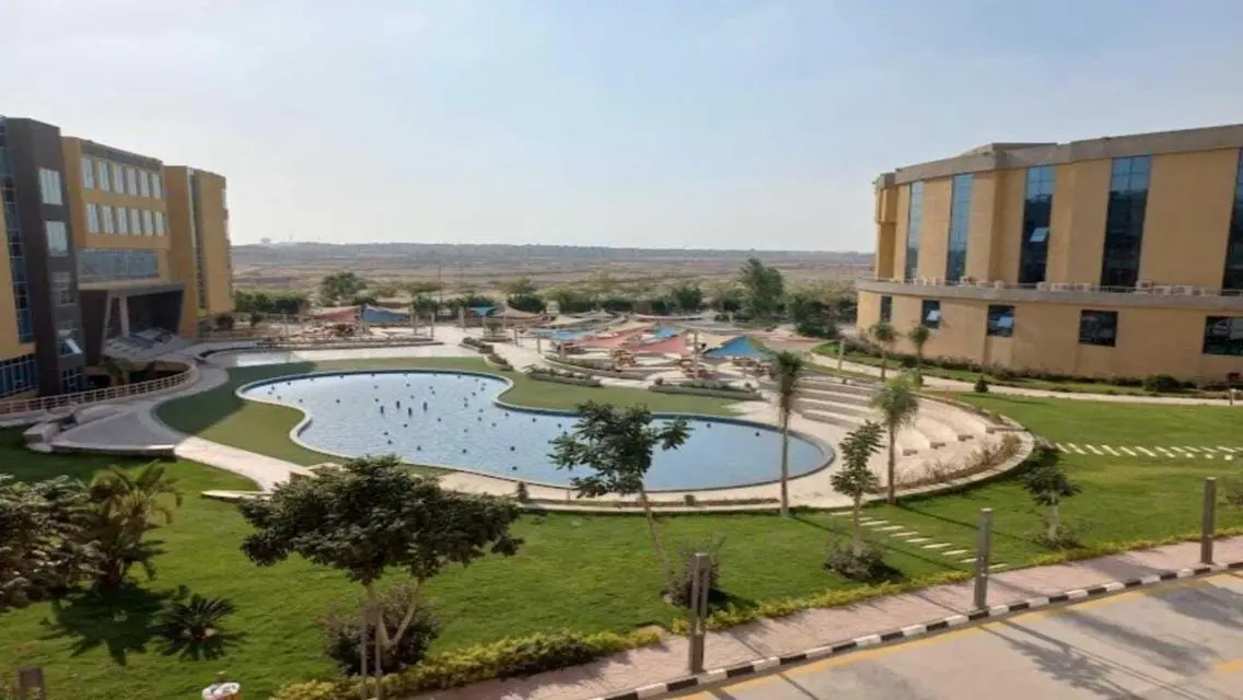 عقار فاخر للبيع مع إطلالة مميزة