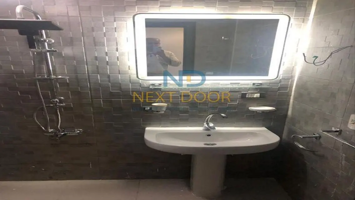Luxurious Apartment in a Prime Compound Near Major Landmarks