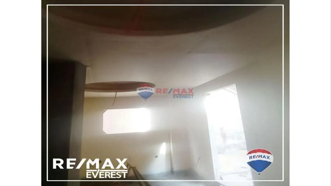 شقة فاخرة مع غرفة خادمة وحديقة خاصة