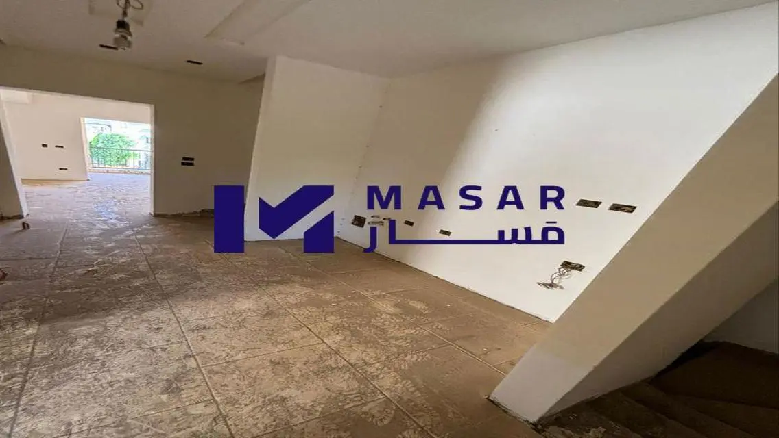 شقة فاخرة للبيع مع حديقة خاصة وغرفة دراسة