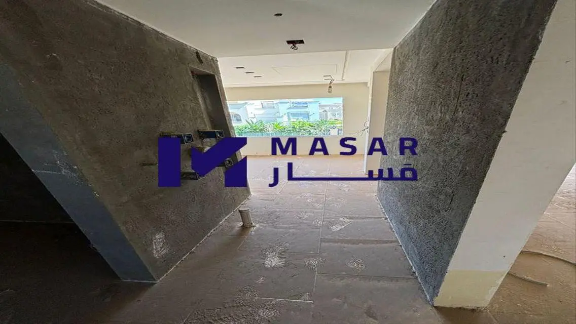شقة فاخرة للبيع مع حديقة خاصة وغرفة دراسة
