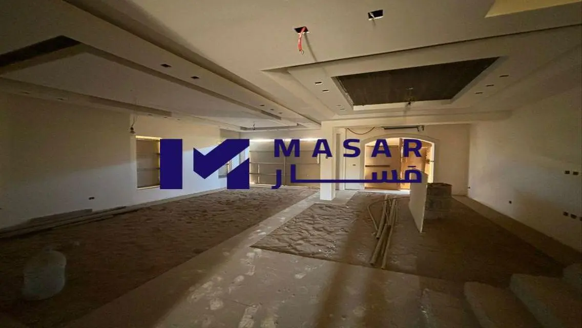 شقة فاخرة للبيع مع حديقة خاصة وغرفة دراسة