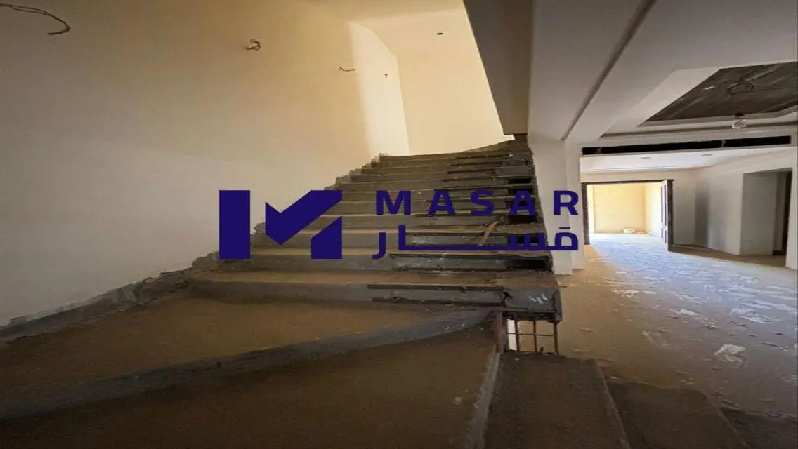 شقة فاخرة للبيع مع حديقة خاصة وغرفة دراسة