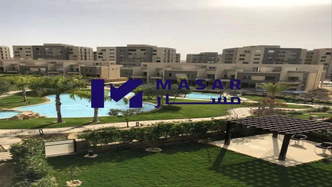 شقة فاخرة للبيع مع حديقة خاصة وغرفة دراسة