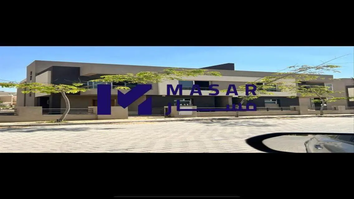 شقة فاخرة للبيع مع حديقة خاصة وغرفة دراسة