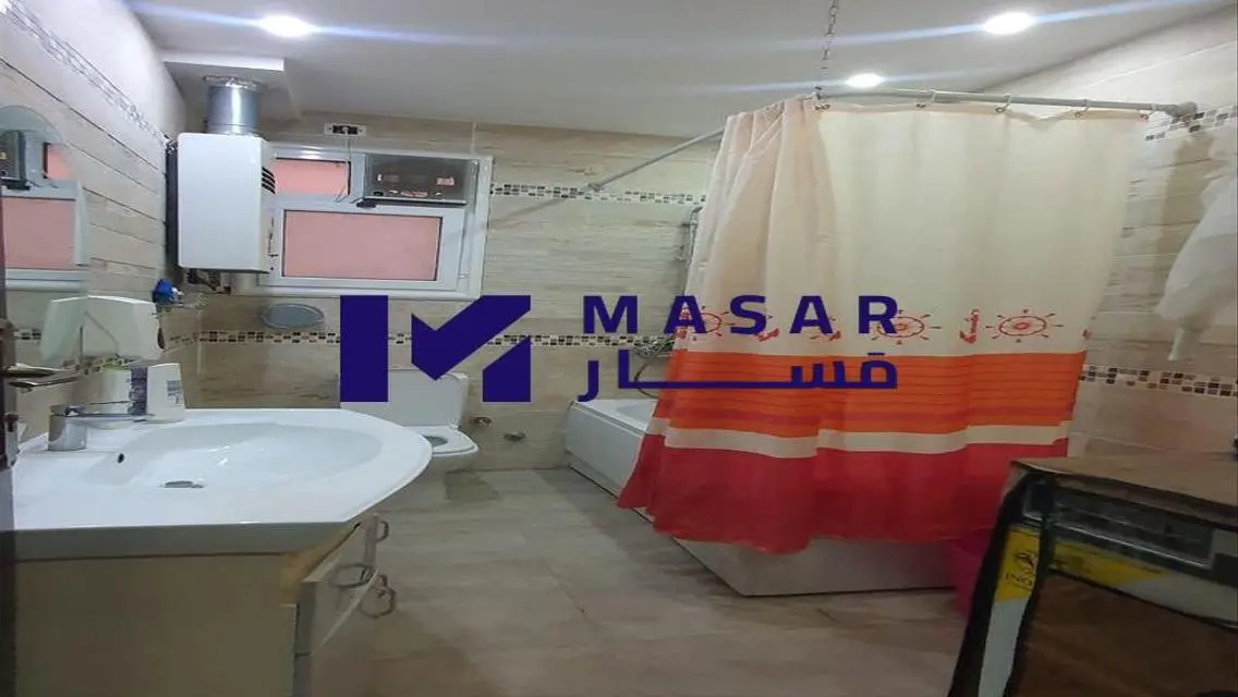 فيلا فاخرة للبيع مع حديقة خاصة في موقع متميز