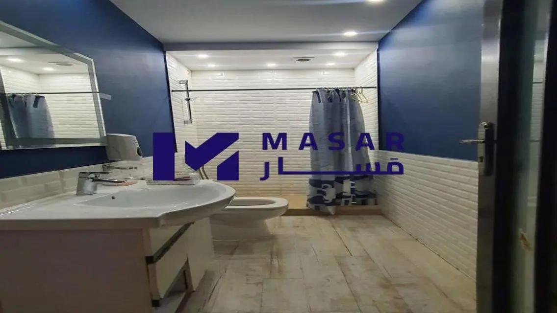فيلا فاخرة للبيع مع حديقة خاصة في موقع متميز