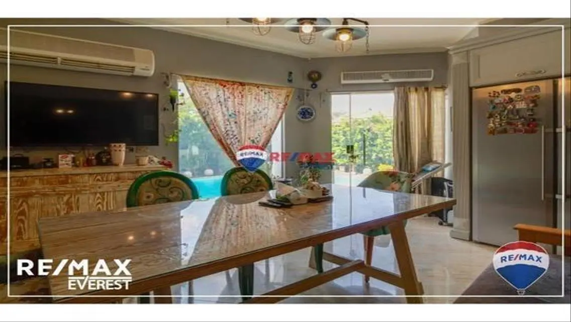 Luxurious Home with Private Garden and Pool