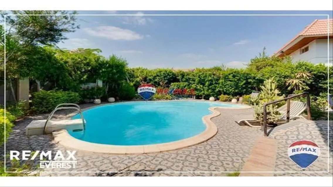 Luxurious Home with Private Garden and Pool