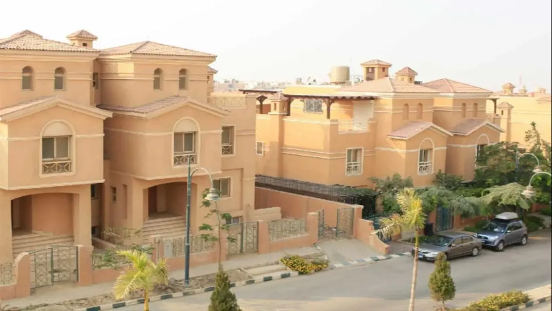 فيلا فاخرة بأفضل موقع مع حديقة ومسبح خاص