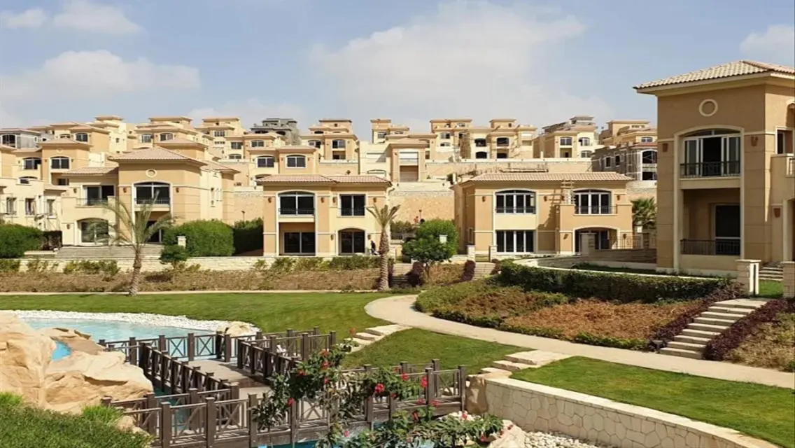 فيلا فاخرة بأفضل موقع مع حديقة ومسبح خاص