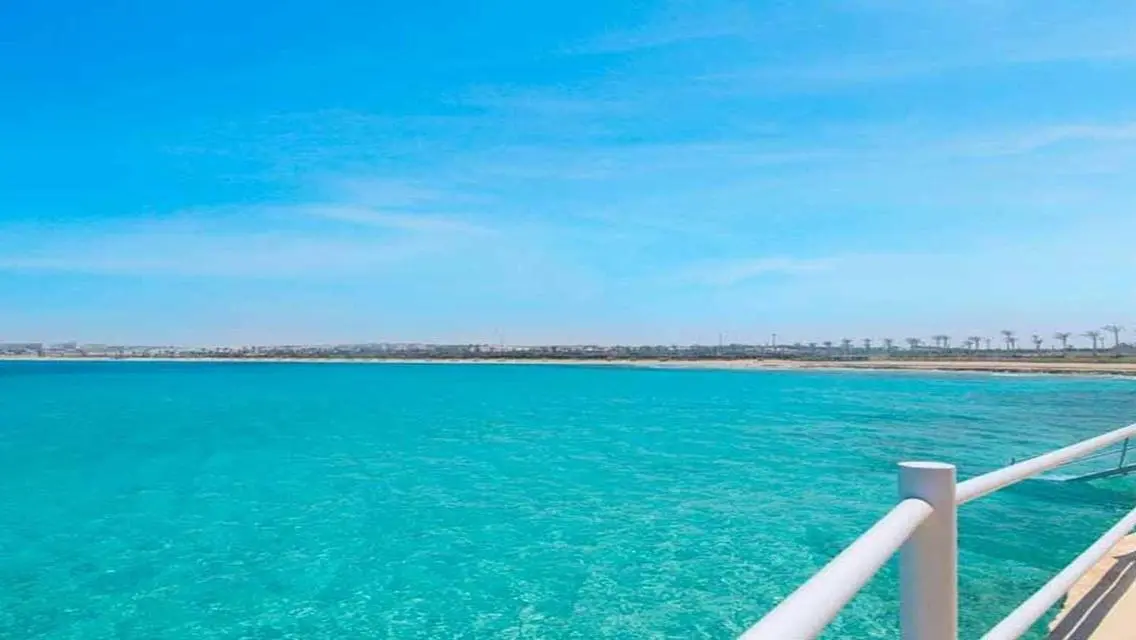 فيلا فاخرة للبيع بمسبح خاص وحديقة