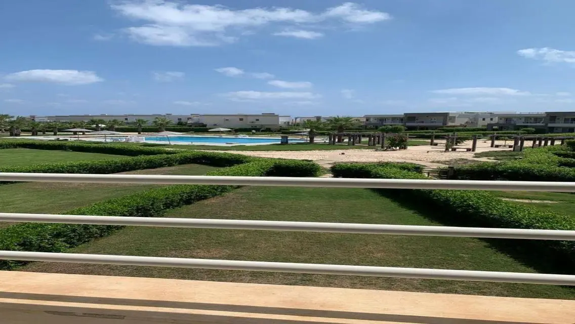فيلا فاخرة للبيع مع إطلالة على البحيرات