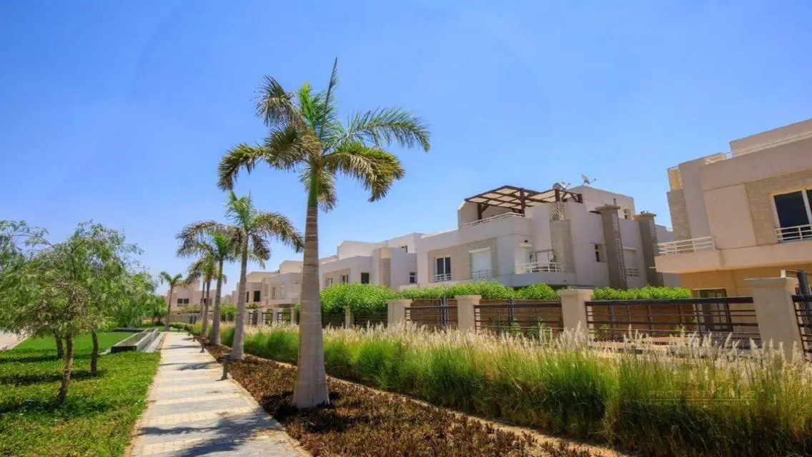 فيلا فاخرة مع بحيرات وساكن خاص