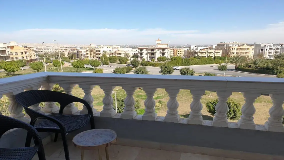 شقة حديثة للبيع في قلب المدينة