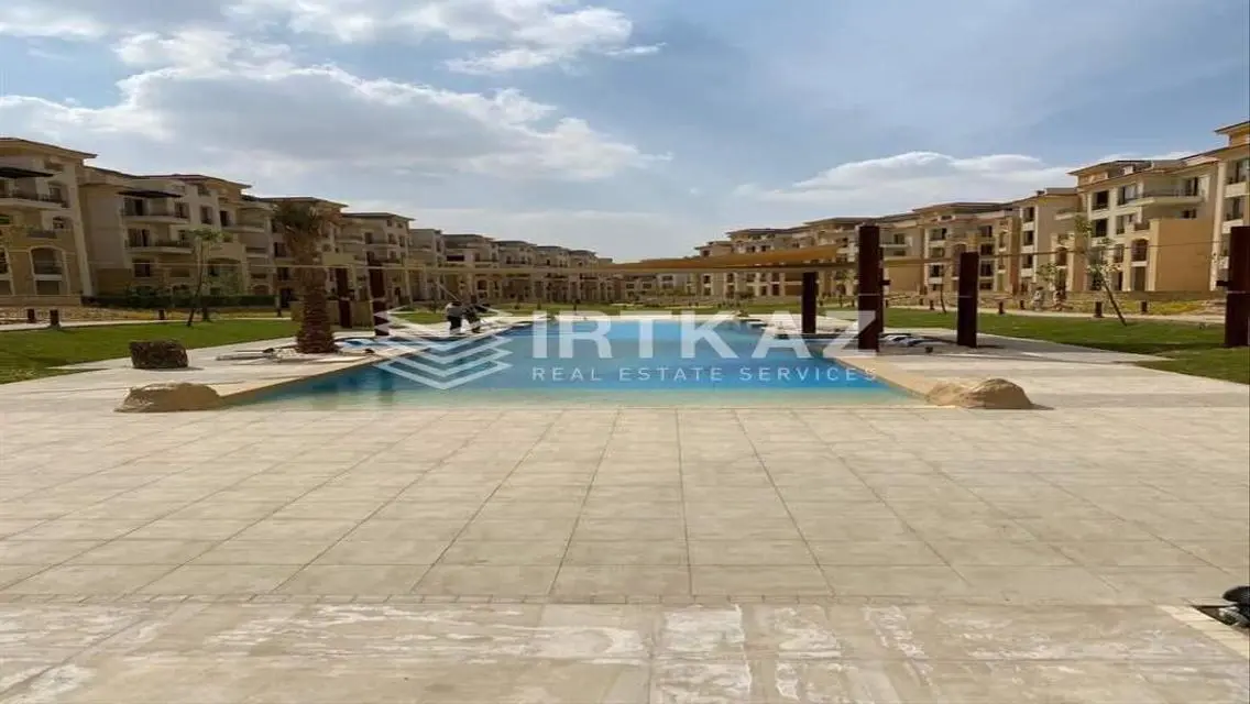 شقة فاخرة مطلة على بحيرة مع غرف دراسة ومسبح مشترك