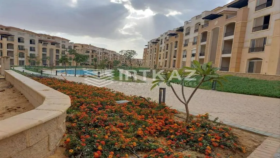 شقة فاخرة مطلة على بحيرة مع غرف دراسة ومسبح مشترك