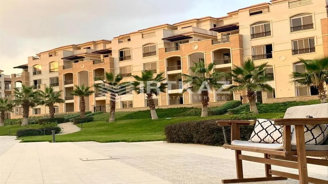 شقة فاخرة مطلة على بحيرة مع غرف دراسة ومسبح مشترك